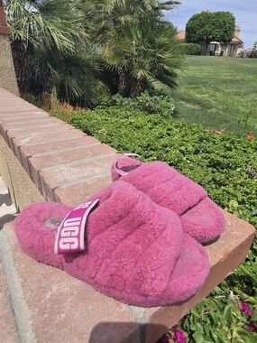 UGG Fuzzy Slide Sandals Pink Sherpa Logo Strap Women’s Size 6 Cozy Slippers